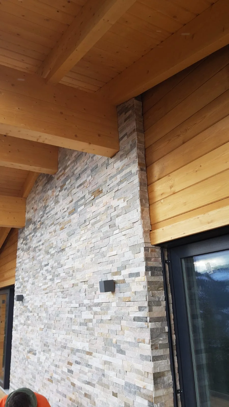 Natursteinverkleidung an einer Wand aus Holz