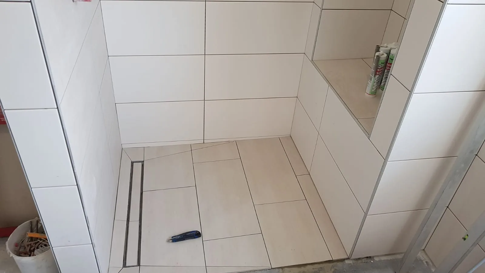 Bodengleiche Dusche mit großformatigen grauen Fliesen