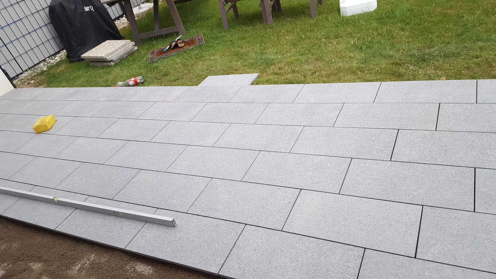 Große Terrassenplatten während der fachgerechten Verlegung
