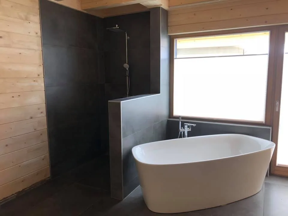 Modernes Bad mit freistehender Badewanne