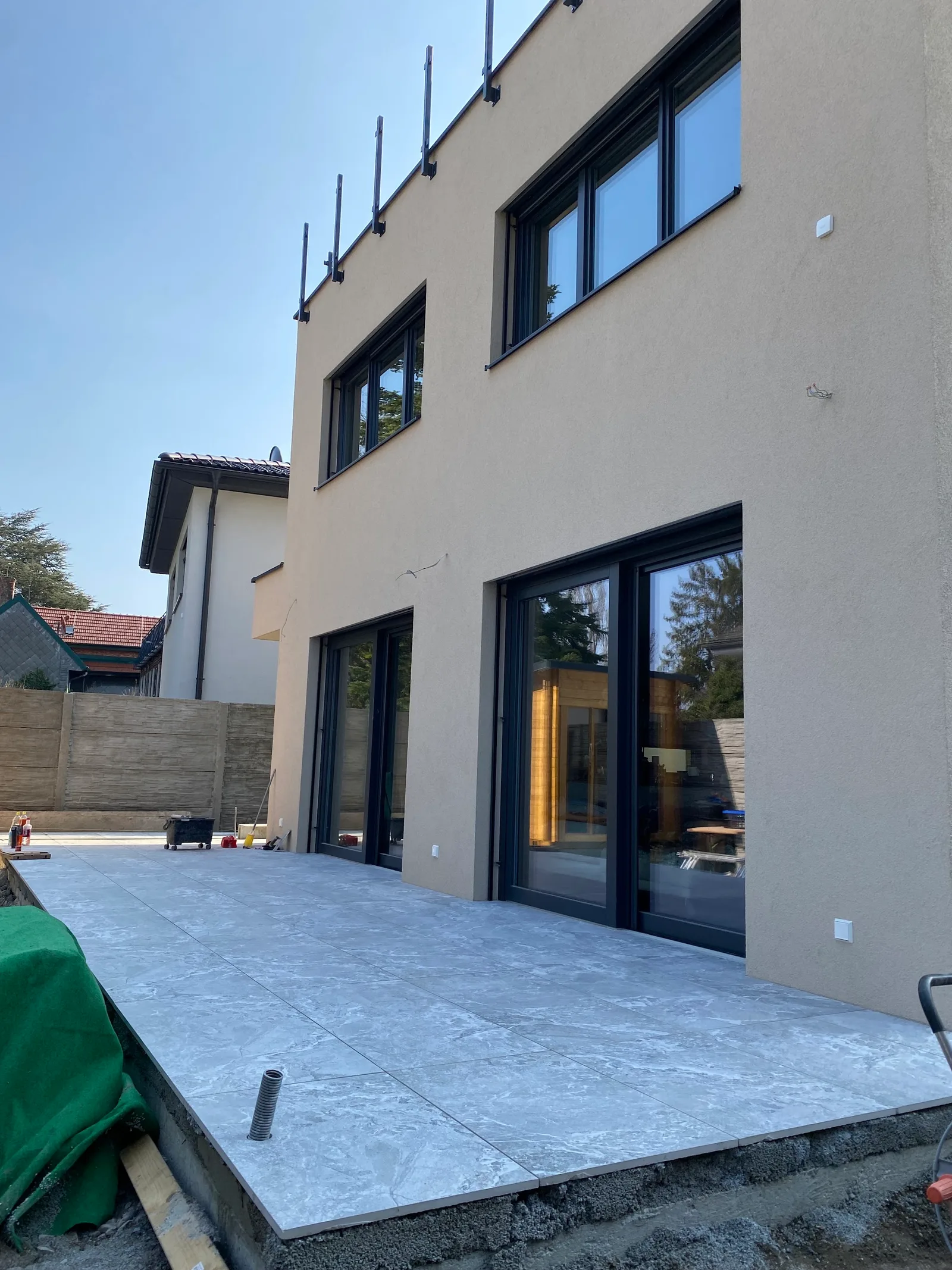 Verflieste Terrasse an einem Wohnhaus