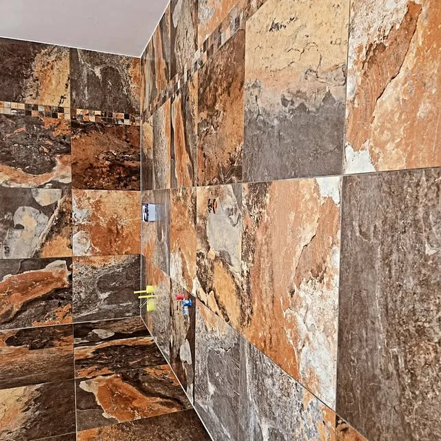 Badezimmer mit markanter Steinoptik
