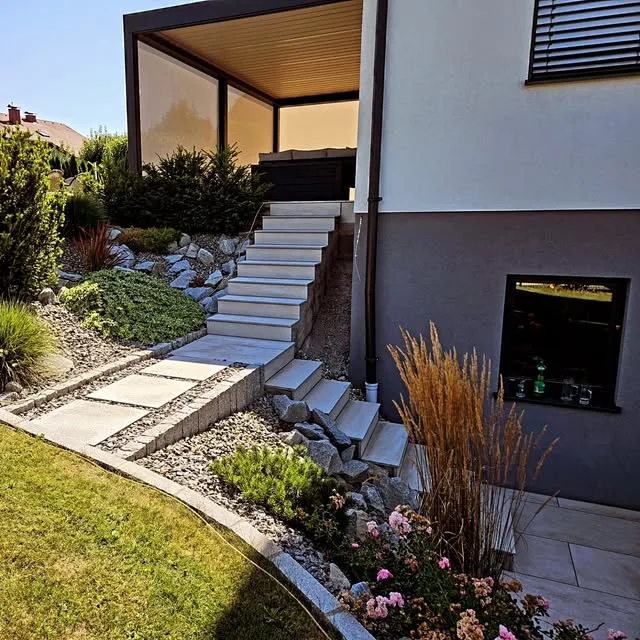 Verflieste Außentreppe an einer Gartenanlage