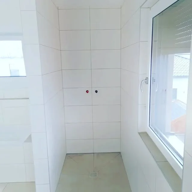 Helle Dusche während der Fliesenarbeiten